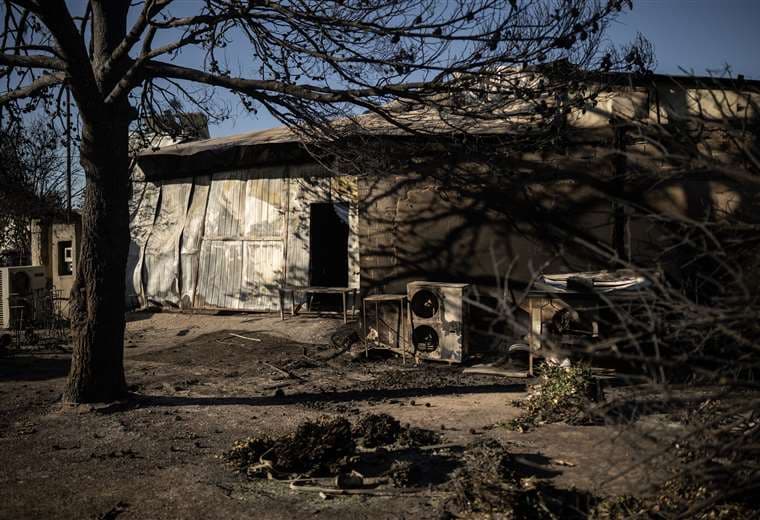 Una fábrica quemada donde se encontró una persona fallecida / Foto: AFP