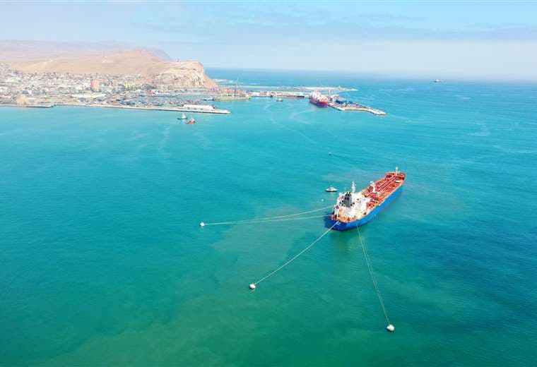 El buque tanque Seinet descargando combustible en terminal Sica Sica/Foto: Capitanía Arica