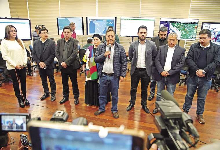 Es la foto de la crisis y la tensión. Los colaboradores del Presidente están preocupados. 