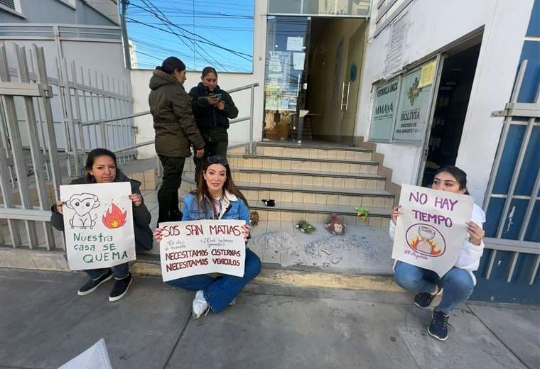 Activistas llenan de cenizas las puertas del Ministerio de Medio Ambiente en protesta por los incendios forestales
