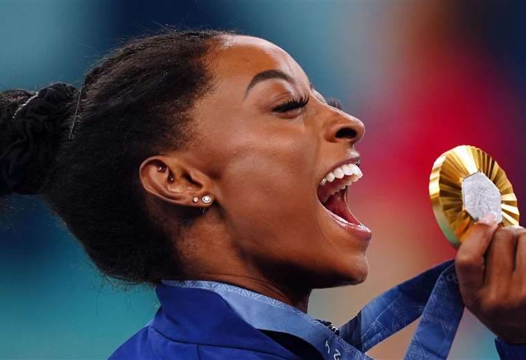 Las imágenes de la rutina con la que Simone Biles vuelve a ganar el oro tras renunciar a la final de Tokio por un bloqueo mental 