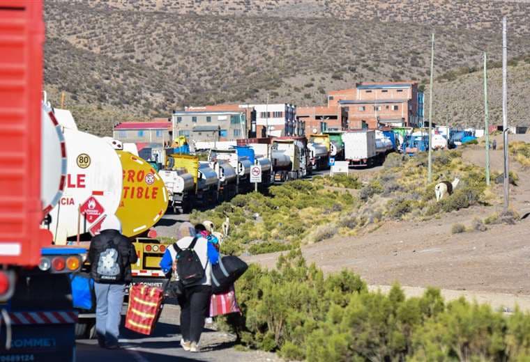 Bloqueadores dan una pausa en Tambo Quemado y dejan pasar a cisternas para cargar diésel en la terminal de Sica Sica (Arica)