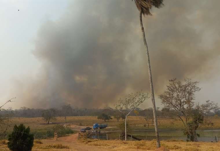 Bomberos: “El fuego es imparable, ya estamos agotados y necesitamos refuerzos”