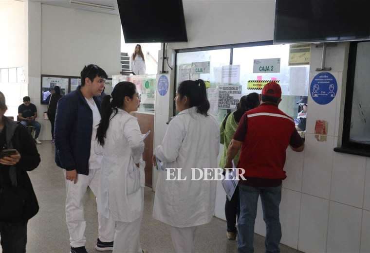 Los trabajadores de salud llevan casi dos semanas en paro y amenazan con radicalizar sus medidas