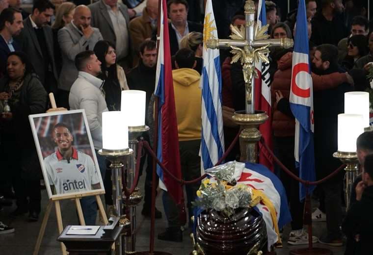 Uruguay despide al futbolista Juan Izquierdo en concurrido funeral