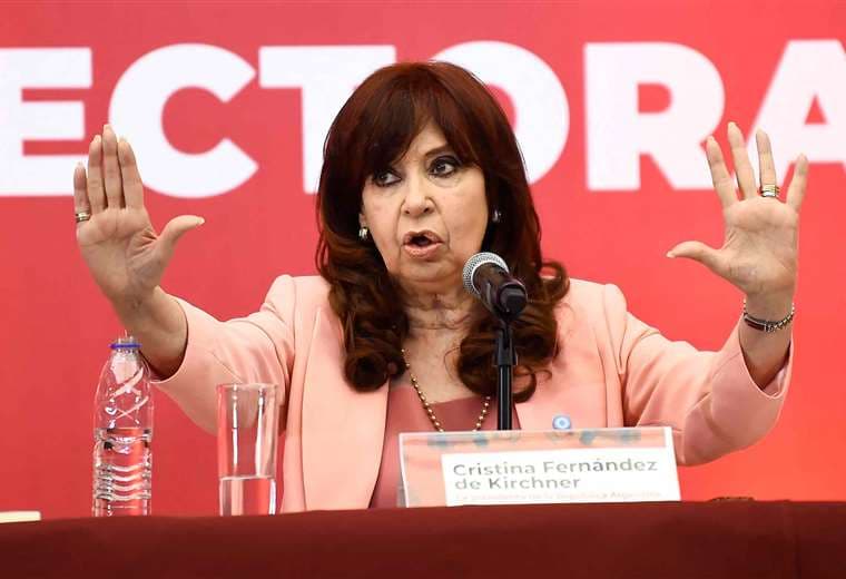 Kirchner pide publicar actas de presidenciales en Venezuela por el "legado" de Chávez