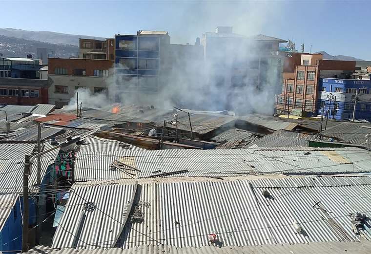 El fuego afectó varios puestos del mercado Uruguay, en La Paz/Foto: Javier Mayta-RR.SS.