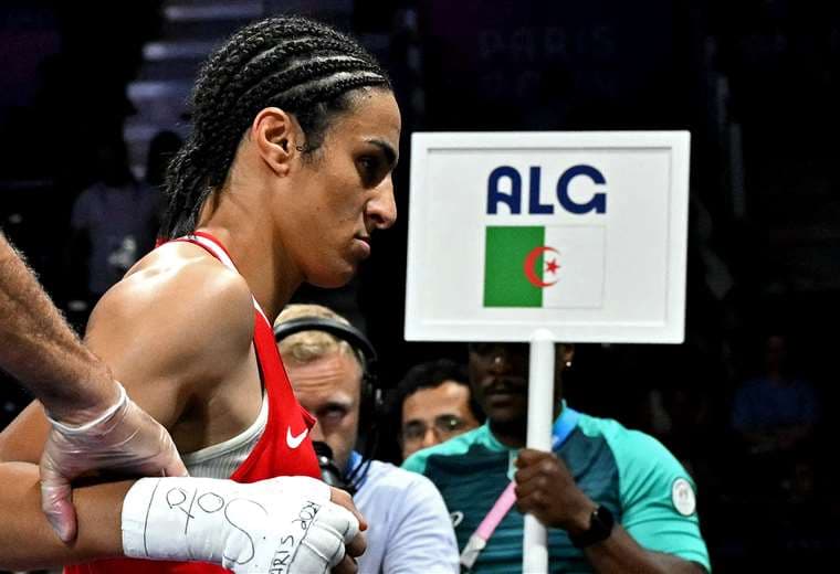 En su pueblo argelino, la boxeadora Imane Khelif es un "modelo" de valentía