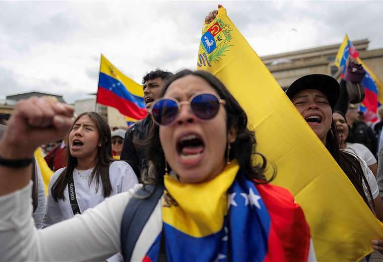 Cientos de migrantes venezolanos protestan en Colombia contra Maduro