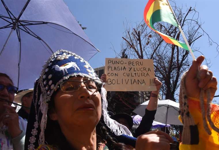 Bolivianos bailan en más de 100 ciudades del mundo en contra del plagio de sus danzas