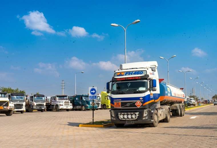 Las cisternas con combustible comenzaron a distribuir el carburante en el país/Foto: YPFB