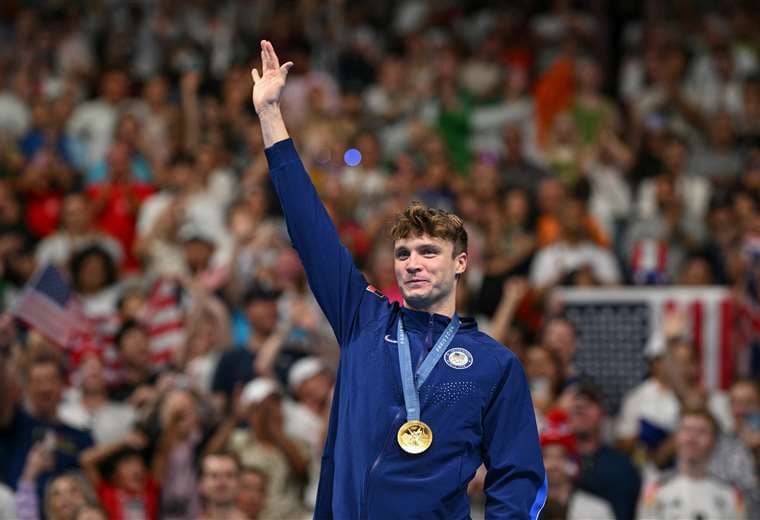 Finke con su medalla. Foto: AFP