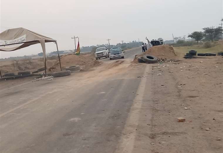 Bloqueadores habilitan la carretera Santa Cruz - Trinidad por algunos minutos 