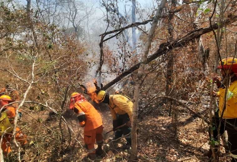 Las tareas de mitigación del fuego no cesan en San Matías. 