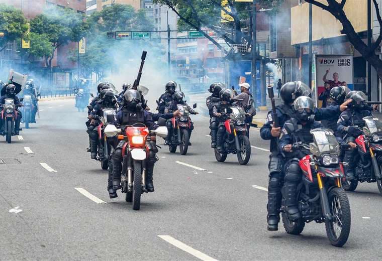 Miembros de la Guardia Nacional de Venezuela reprimen protestas/Foto: AFP