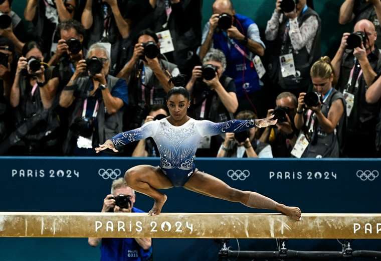 Simone Biles en plena acción.