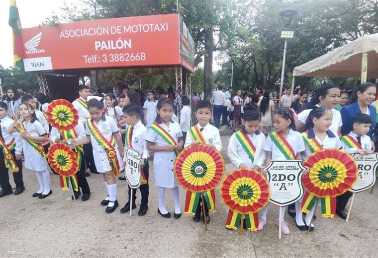 Desfile cívico por el 6 de agosto en Pailón /  Foto: Hubert Vaca