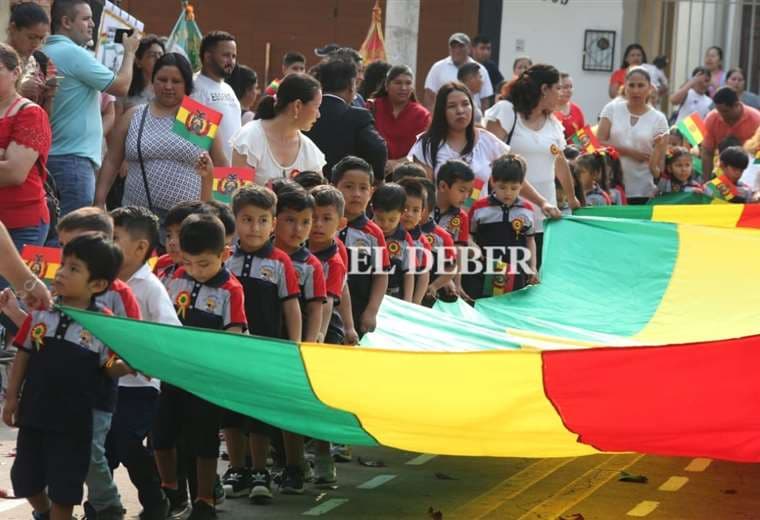 Estudiantes cruceños desfilan con orgullo en vísperas del 199 aniversario de Bolivia