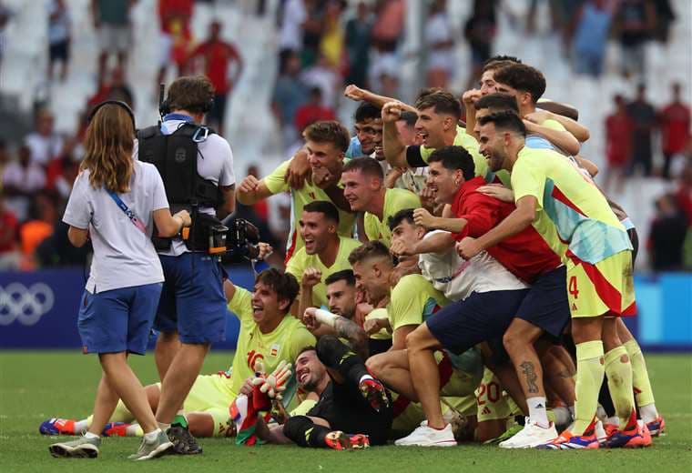 España festeja su clasificación.