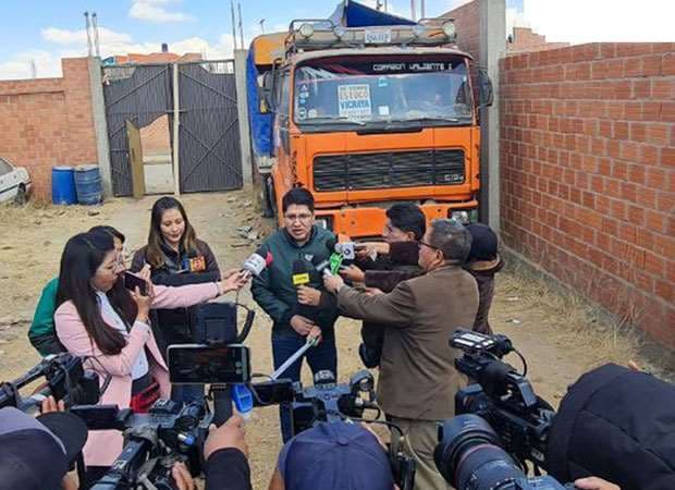 Germán Jiménez delante de uno de los vehículos incautados. Foto: ANH