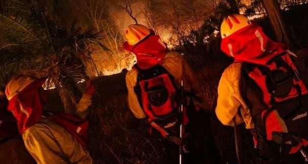 Bomberos se enfrentan a incendios de magnitud. Foto: Defensa Civil