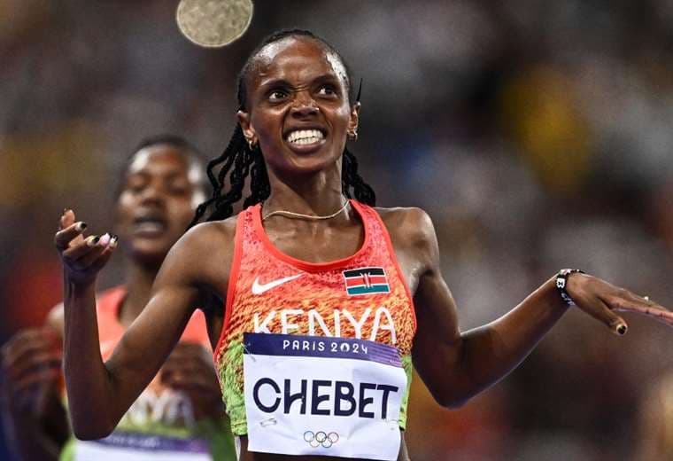 Momento en el que la atleta Beatrice Chebet cruza la meta. Foto: AFP