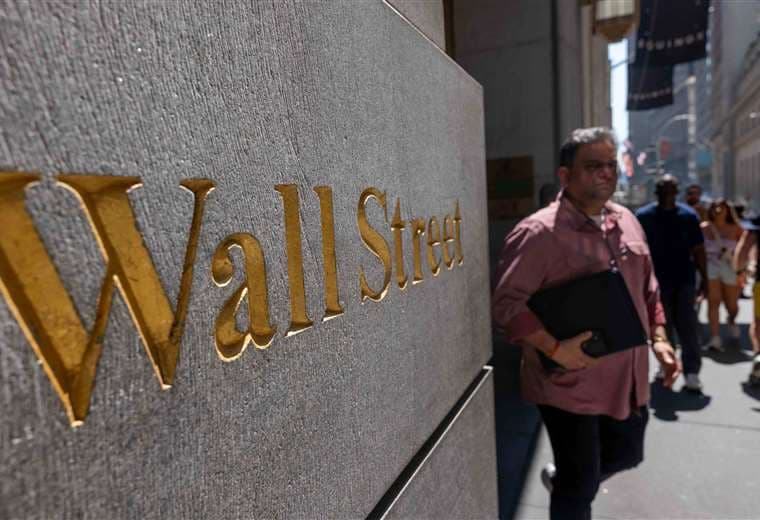 La gente camina por Wall Street fuera de la Bolsa de Valores de Nueva York/AFP