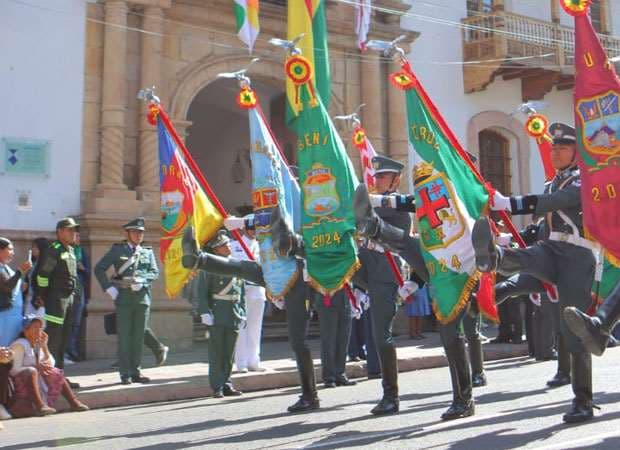 Militares rinden su homenaje frente a la Casa de la Libertad. Foto: William Zolá