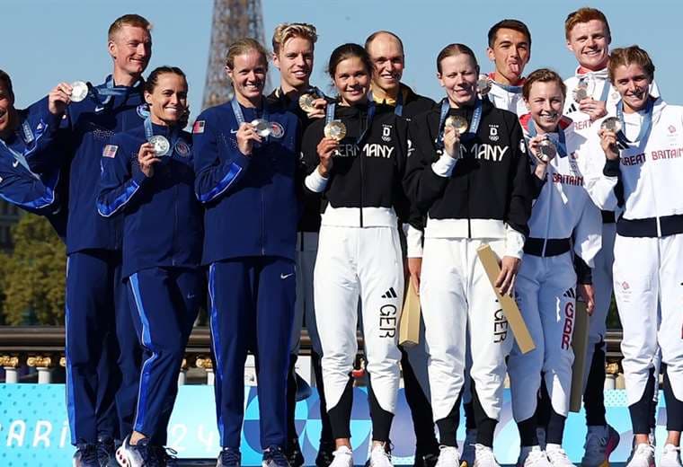 Podio de triatlón, relevo mixto. Alemania (C.), EEUU (Izq.) y Gran Bretaña. Foto: AFP