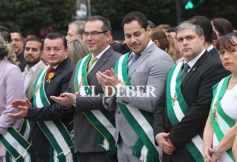 Autoridades cruceñas honran a Bolivia en su 199° aniversario de vida independiente