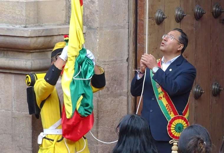 El presidente Arcem durante el himno nacional, esta mañana en Sucre. Foto. APG Noticias