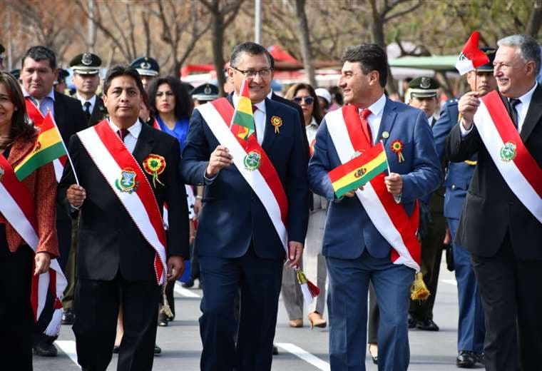 Gobernador Montes y alcalde Torres (centro) en el desfile de este martes