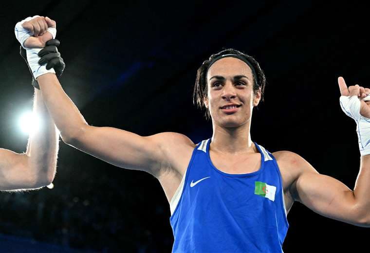 Boxeadora Khelif, inmersa en polémica de género, pasa a final olímpica de 66 kg