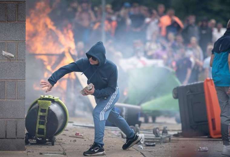 3 claves sobre los peores disturbios de la última década en Reino Unido con cientos de detenidos y violentos ataques contra migrantes
