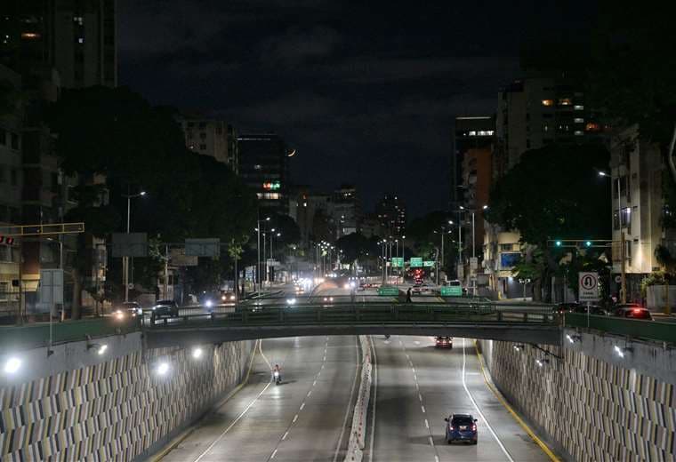  Una calle principal de Caracas aparece casi vacía luego de varios días de protesta / AFP