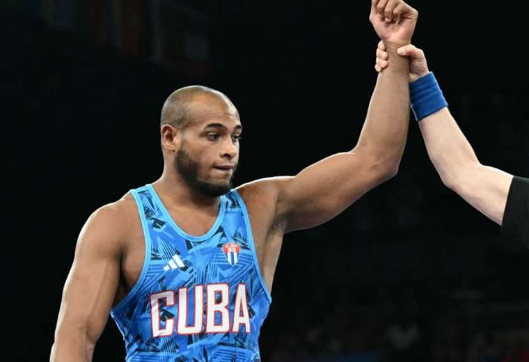 Momento en el que Gabriel Rosillo ganó el combate por el bronce. Foto: AFP