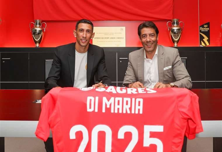 Di María (izq) en la firma de su renovación.