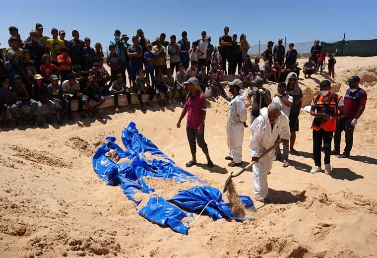 Funeral masivo en un cementerio en Jan Yunis / Foto: AFP 