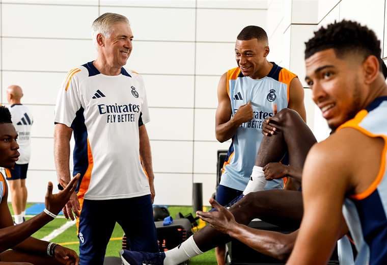 Mbappé junto a sus nuevos compañeros.