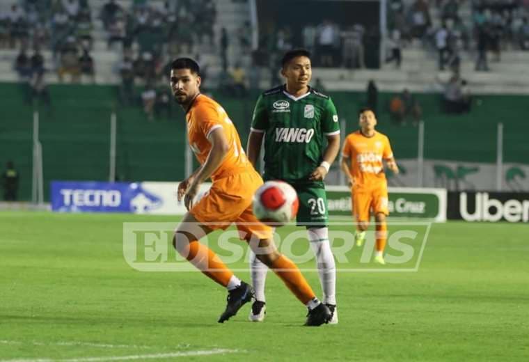 John García, de Oriente, no llegó al balón ante la marca de un rival. Foto: J. Gutiérrez