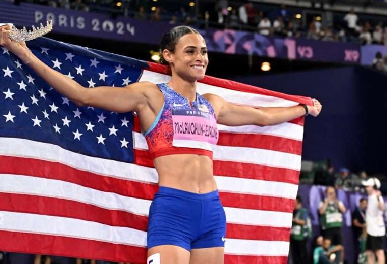 Sydney McLaughlin-Levrone luce orgullosa la bandera de EEUU. Foto: AFP