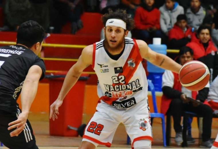 Nacional Potosí (de blanco y rojo) necesita ganar un partido más. Foto: Tarija Básquet