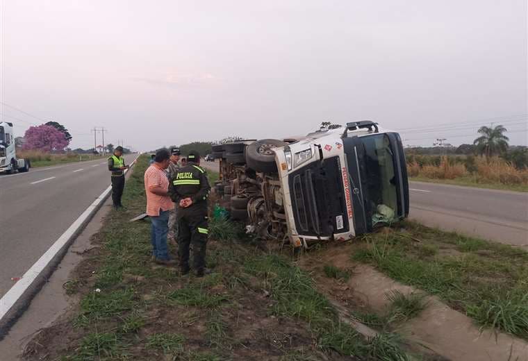 Cisterna cargada con alcohol se vuelca en Portachuelo