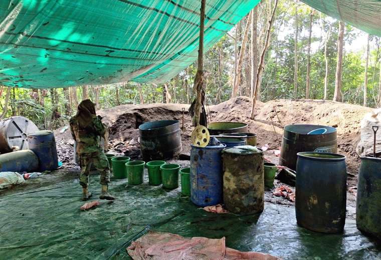 Intervienen siete fábricas móviles de droga en el Trópico de Cochabamba y desechan 870 litros de cocaína líquida