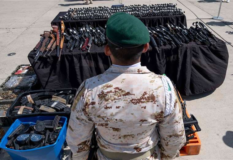 Un militar custodia armas confiscadas en México/Foto: AFP