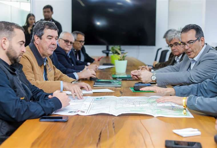  Mario Aguilera, gobernador en ejercicio de Santa Cruz, y Eduardo Riedel