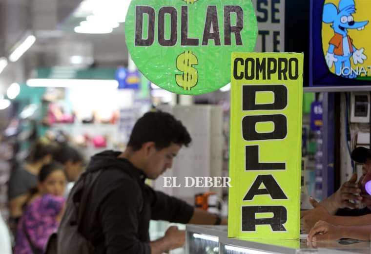 Dólar paralelo sigue con su marcha descendente, ya se lo vende desde los Bs 8