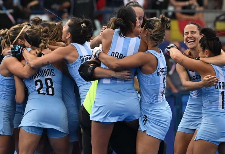 El festejo de Las Leonas tras derrotar a las europeas. Foto: AFP