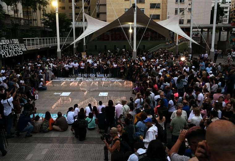 Vigilia para exigir la libertad de los presos políticos arrestados en Caracas / AFP