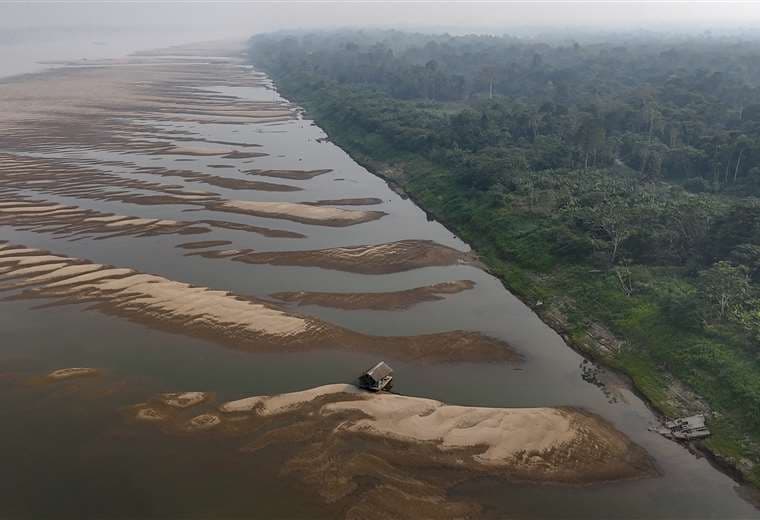 Atrapados en un lecho de río ardiente por la sequía de la Amazonia brasileña